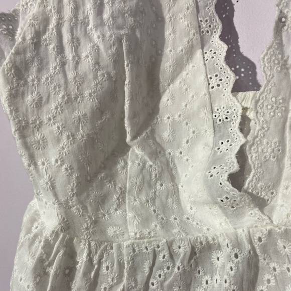 Zaful Laced, V-cut Tank Top - Picture 3 of 3